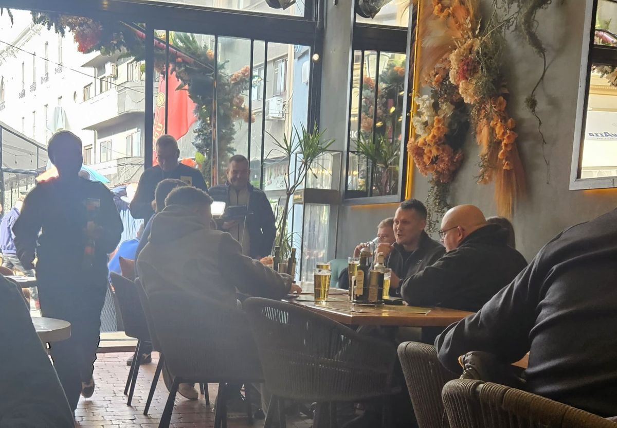 „Diavolii” au ocupat Centrul Vechi! Imaginile surprinse de GSP: fanii lui United și-au făcut „încălzirea” înainte de meciul cu FCSB