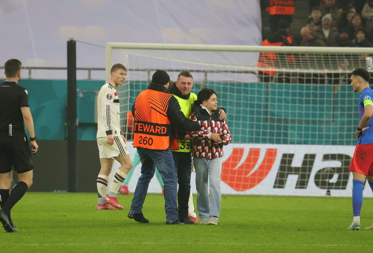 Invadatorul care a întrerupt FCSB - Manchester United: a intrat pe gazon și s-a dus glonț la Garnacho