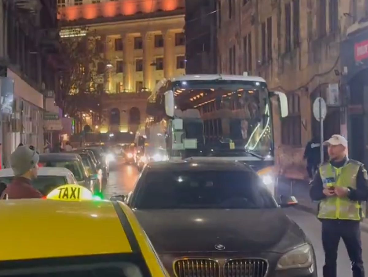 Un BMW pe avarii a blocat autocarul lui Manchester United în Capitală » A venit Poliția
