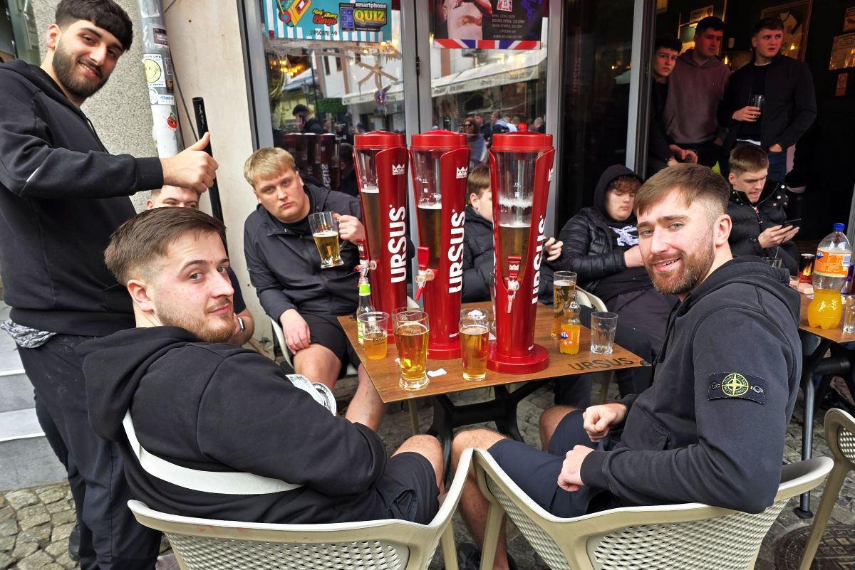 „Diavolii” au ocupat Centrul Vechi! Imaginile surprinse de GSP: fanii lui United și-au făcut „încălzirea” înainte de meciul cu FCSB