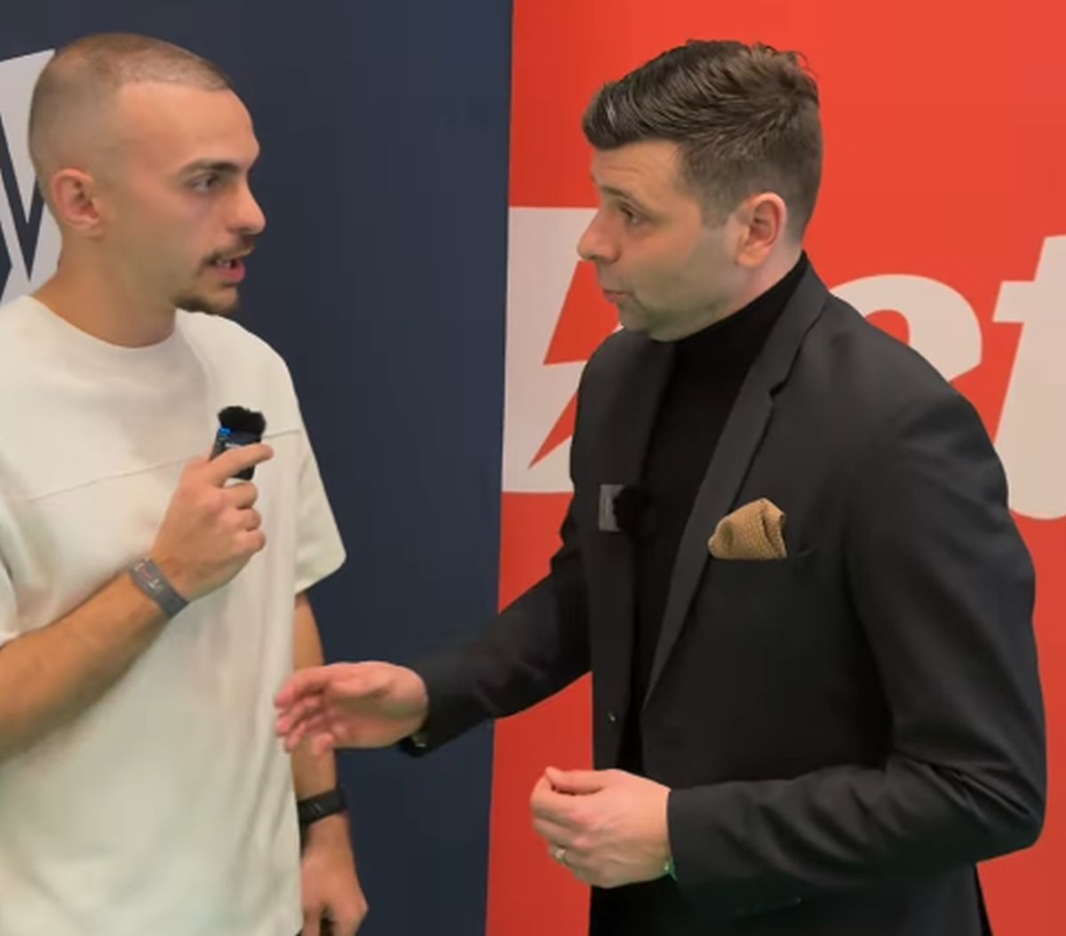 L-a prins pe Raul Rusescu înainte de FCSB - United și l-a luat la „outfit check”: „De unde e sacoul?”