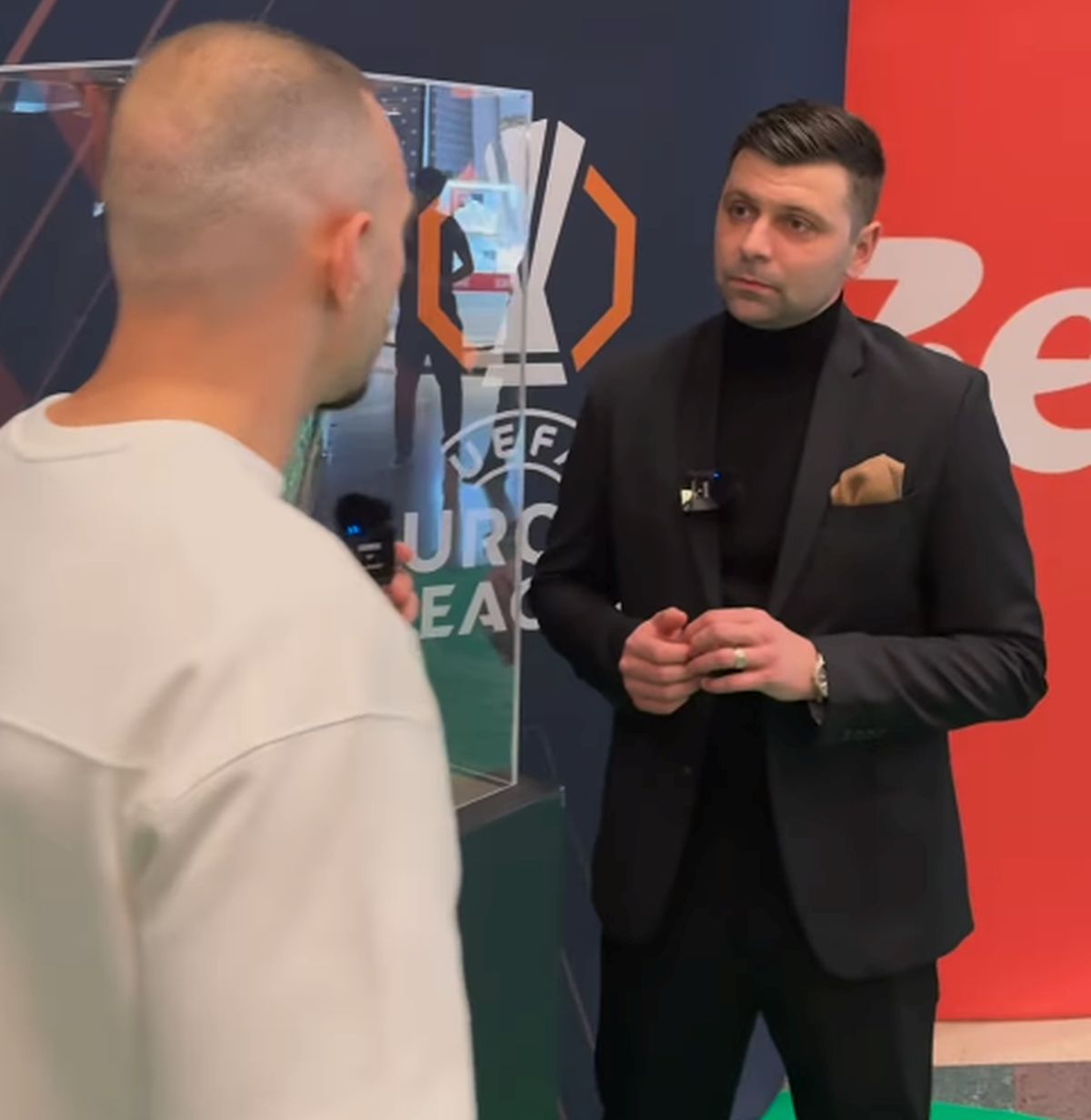 L-a prins pe Raul Rusescu înainte de FCSB - United și l-a luat la „outfit check”: „De unde e sacoul?”