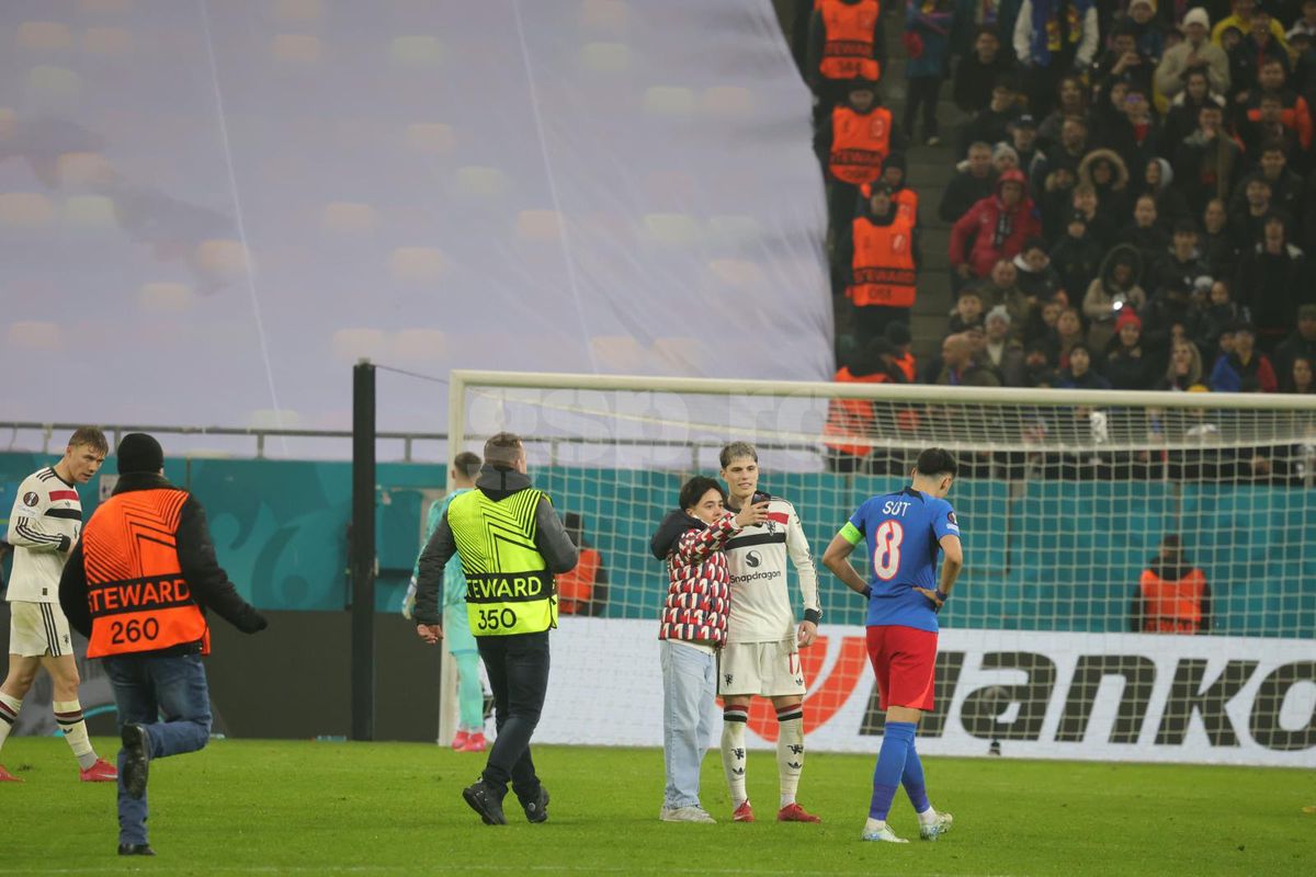I-au lăsat în ofsaid pe organizatori! A venit nota de plată după ce suporterii au invadat terenul la FCSB - Manchester United