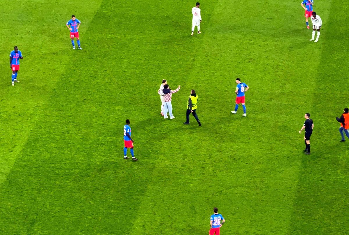 Invadatorul care a întrerupt FCSB - Manchester United: a intrat pe gazon și s-a dus glonț la Garnacho