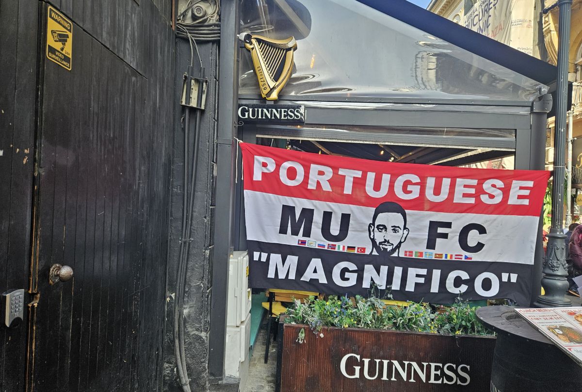 „Diavolii” au ocupat Centrul Vechi! Imaginile surprinse de GSP: fanii lui United și-au făcut „încălzirea” înainte de meciul cu FCSB