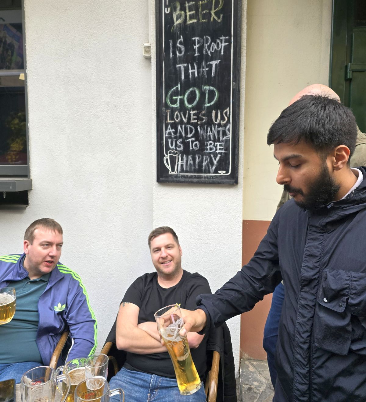 „Diavolii” au ocupat Centrul Vechi! Imaginile surprinse de GSP: fanii lui United și-au făcut „încălzirea” înainte de meciul cu FCSB