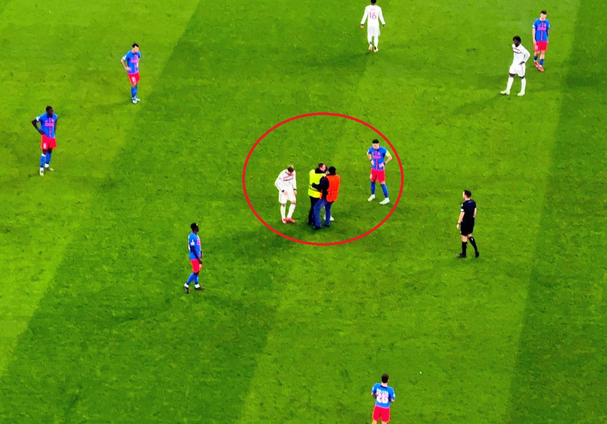 Invadatorul care a întrerupt FCSB - Manchester United: a intrat pe gazon și s-a dus glonț la Garnacho