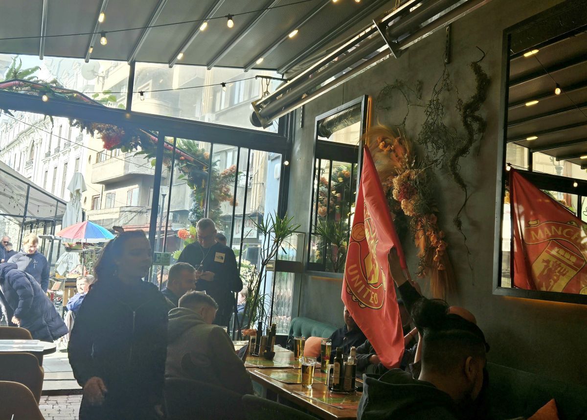 „Diavolii” au ocupat Centrul Vechi! Imaginile surprinse de GSP: fanii lui United și-au făcut „încălzirea” înainte de meciul cu FCSB