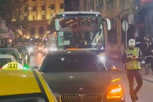 Un BMW pe avarii a blocat autocarul lui Manchester United în Capitală » A venit Poliția