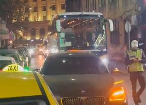 Un BMW pe avarii a blocat autocarul lui Manchester United în Capitală » A venit Poliția