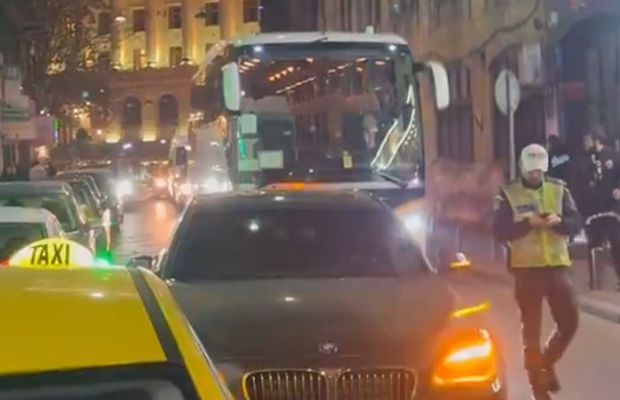 Un BMW pe avarii a blocat autocarul lui Manchester United în Capitală » A venit Poliția