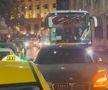 Un BMW pe avarii a blocat autocarul lui Manchester United în Capitală / Sursă foto: Twitter