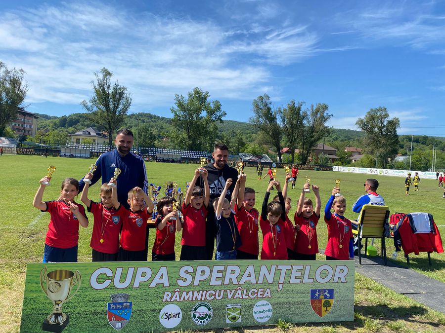 Fostul dinamovist are școală de fotbal lângă Horezu și îi vede pe „câini” în lupta pentru titlu: „Nu joacă după ureche” » De ce e degringoladă la FCSB