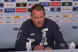 Conferință stupefiantă, oficialii Federației europene au privit înmărmuriți: „Sunt obligat să particip la acest circ. Ne-au aruncat în autobuz ca pe niște găini degerate”