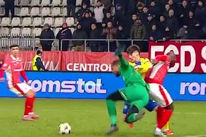 S-a încăpățânat să gafeze: Epassy, două greșeli la faza în care Petrolul a egalat-o pe Dinamo