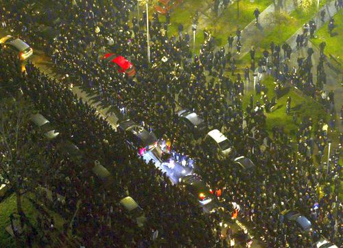 Momente sfâșietoare în Grecia! Sicriele cu fanii lui PAOK, morți în România, au ajuns pe stadion la Salonic // foto:  X