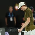Jannik Sinner a părăsit terenul cu capul plecat FOTO Guliver/GettyImages
