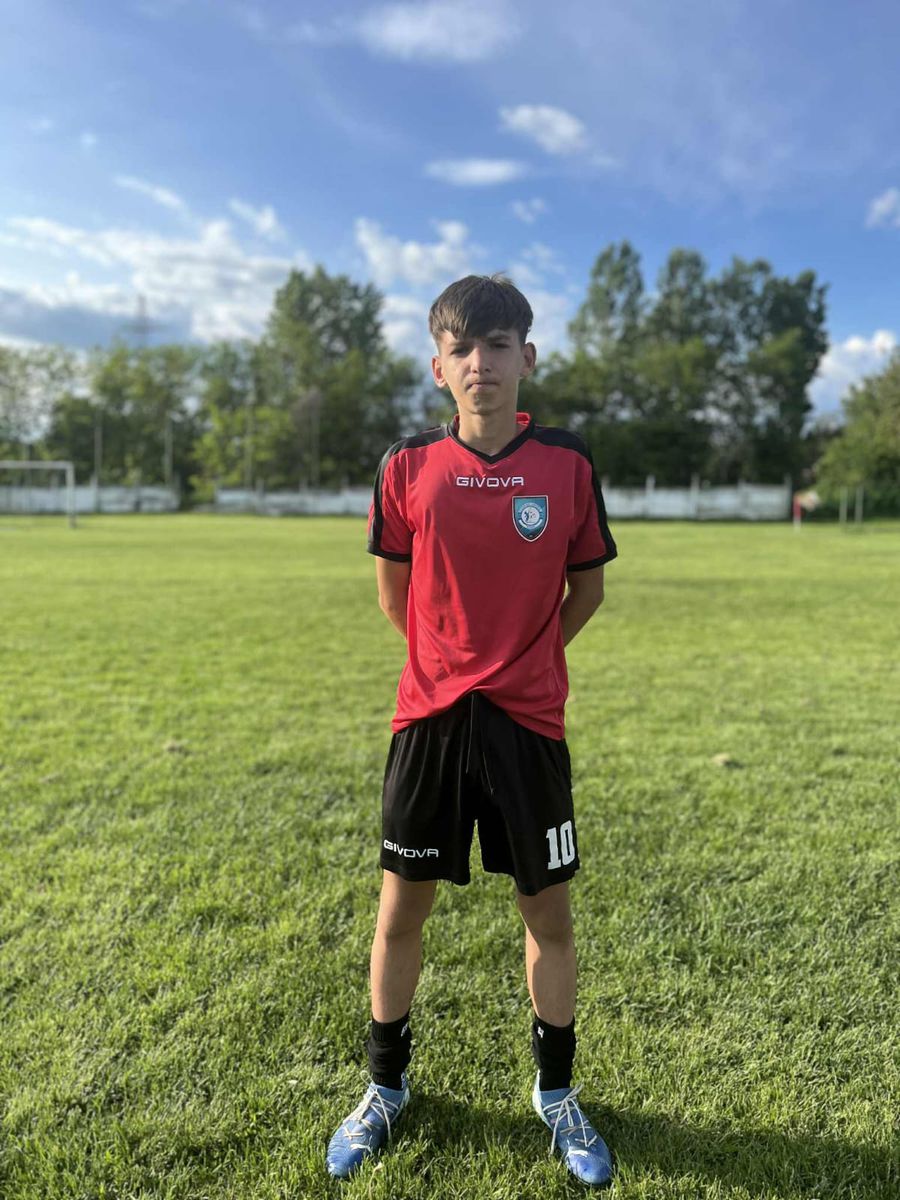 Fostul dinamovist are școală de fotbal lângă Horezu și îi vede pe „câini” în lupta pentru titlu: „Nu joacă după ureche” » De ce e degringoladă la FCSB