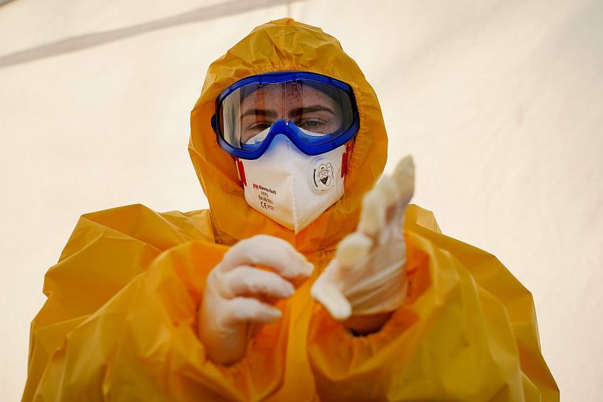 România începe să producă măști de protecție pentru coroanvirus // FOTO: Guliver/GettyImages