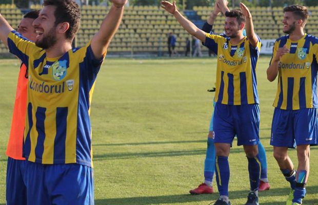 Cristi Pustai a vrut să scoată din priză boxa din care răsunau manelele în vestiar, dar a luat țeapă: „Voiam să le recit o poezie”