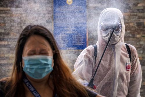 Coronavirusul nu s-ar transmite prin aer, spun specialiștii OMS. foto: Guliver/Getty Images