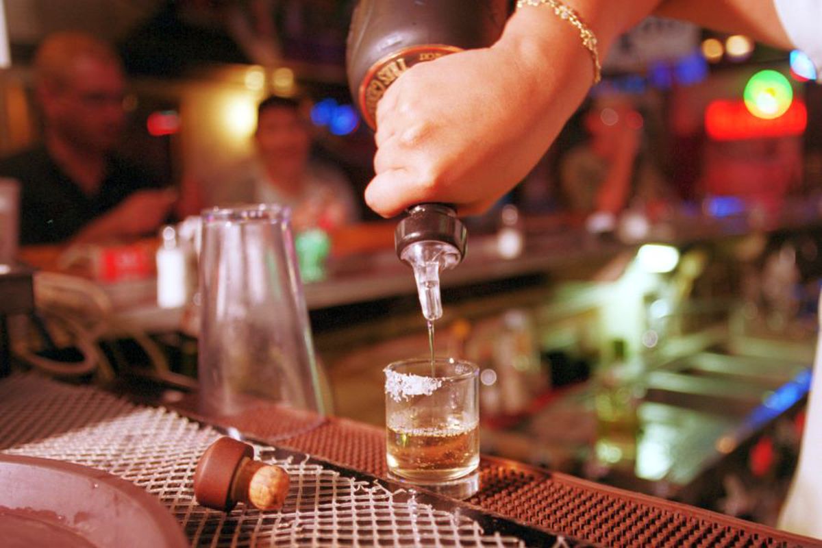 COVID-19. Țările care au interzis consumul de alcool, în plină pandemie: „Violența domestică este în creștere”