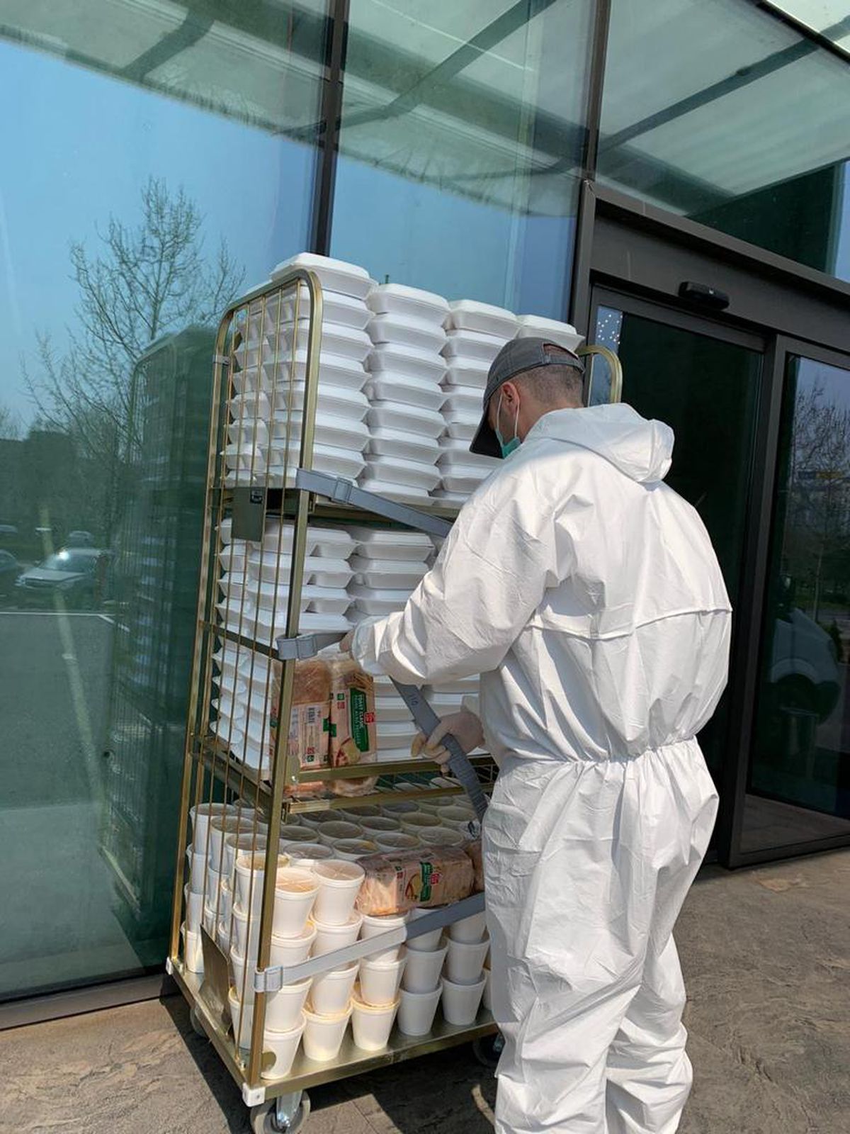 Cosmin Olăroiu suplimentează: 180 de porții de mâncare pe zi pentru medicii din prima linie de la spitalul „Victor Babeș” din București