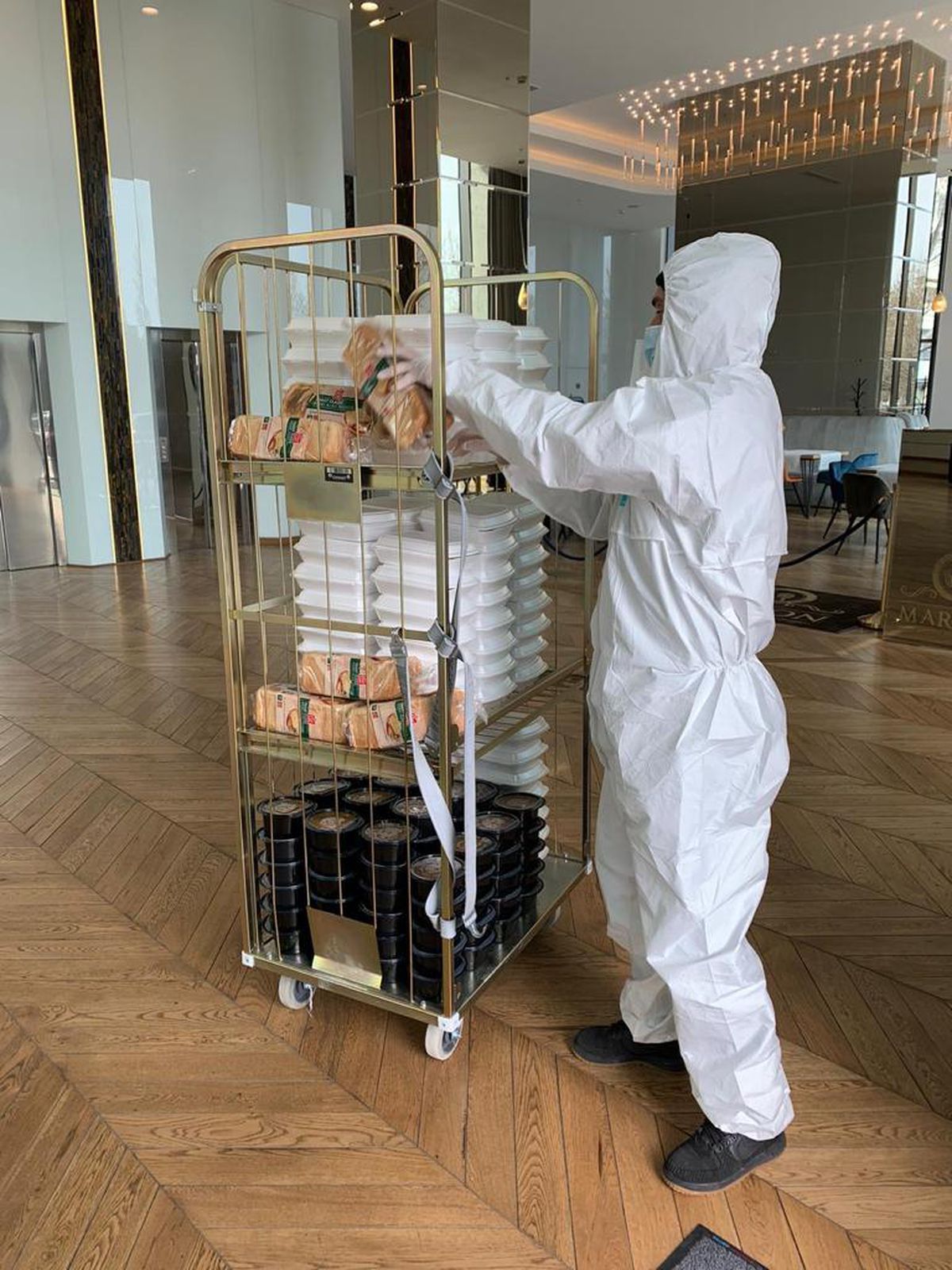 Cosmin Olăroiu suplimentează: 180 de porții de mâncare pe zi pentru medicii din prima linie de la spitalul „Victor Babeș” din București