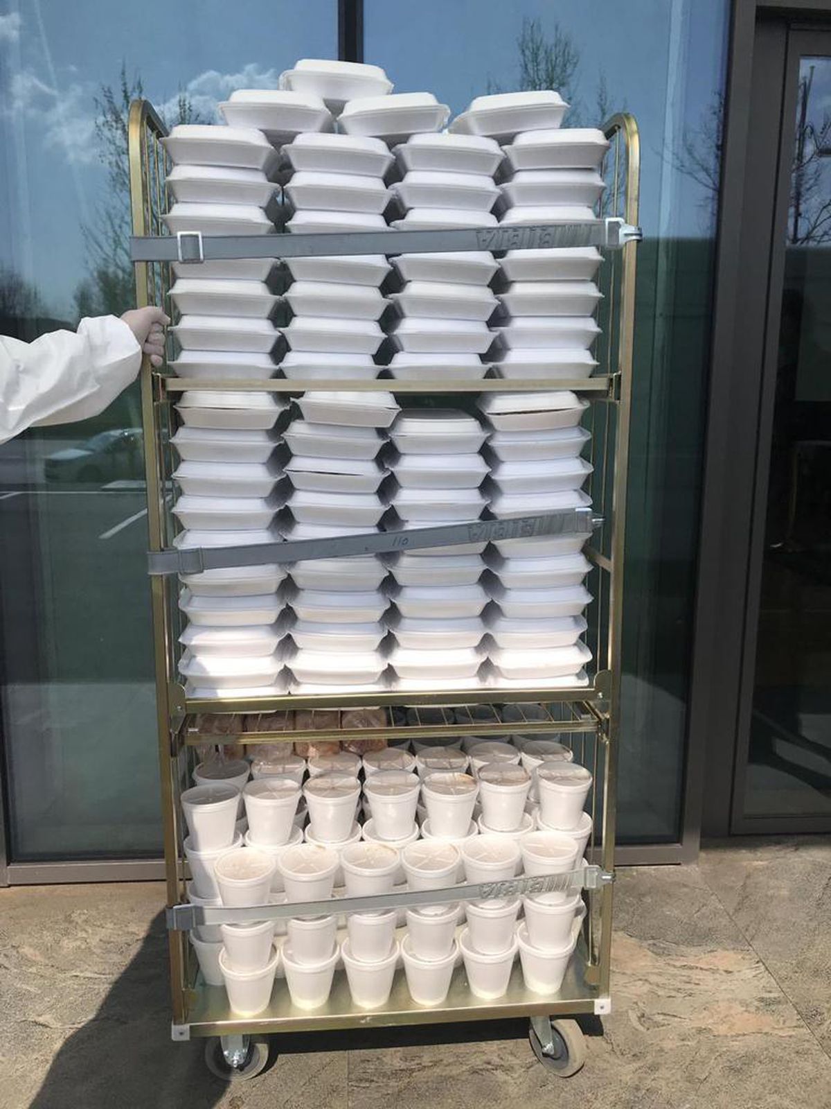 Cosmin Olăroiu suplimentează: 180 de porții de mâncare pe zi pentru medicii din prima linie de la spitalul „Victor Babeș” din București