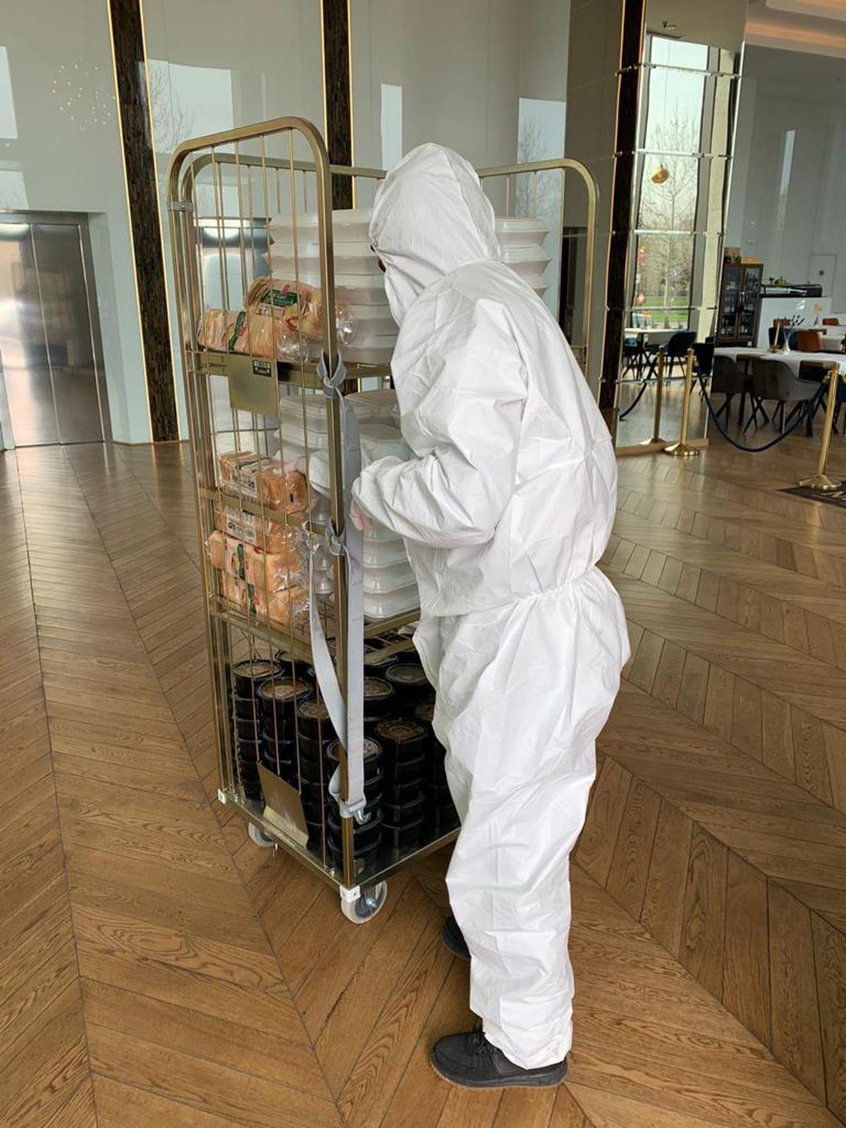 Cosmin Olăroiu suplimentează: 180 de porții de mâncare pe zi pentru medicii din prima linie de la spitalul „Victor Babeș” din București