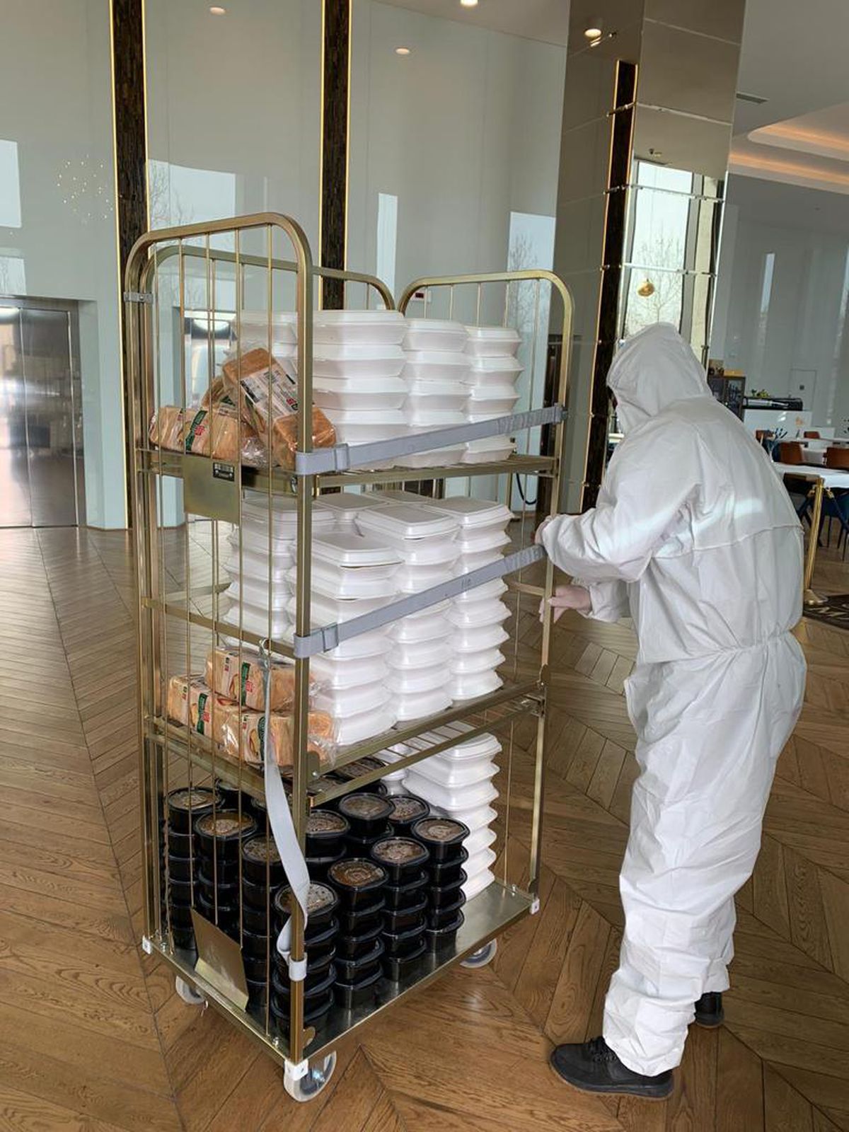 Cosmin Olăroiu suplimentează: 180 de porții de mâncare pe zi pentru medicii din prima linie de la spitalul „Victor Babeș” din București