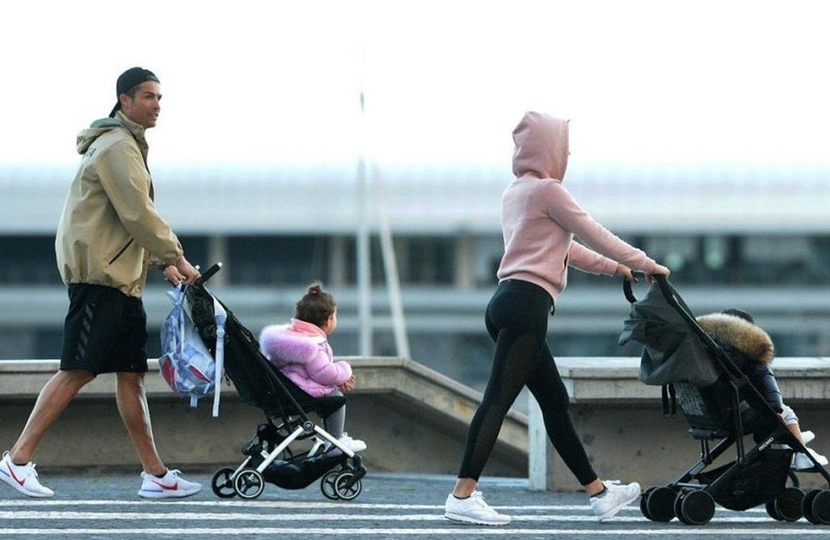 Cristiano Ronaldo, plimbare alături de iubită și de copii, în plină pandemie de COVID-19. Cum au reacționat când un fan i-a abordat