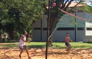 VIDEO Ronaldinho, magician și în închisoare » Atingeri de geniu într-un meci de fotbal-volei