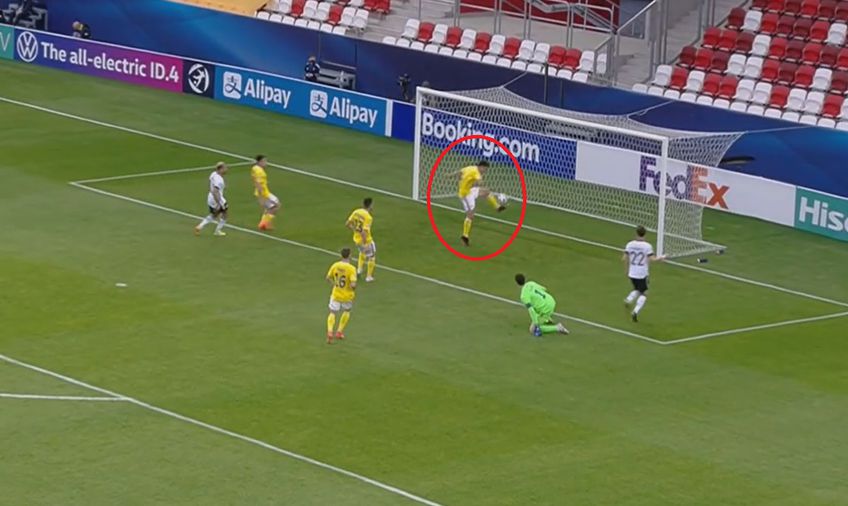 În minutul 24 al meciului Germania U21 - România U21, la scorul de 0-0, Alex Pașcanu (22 de ani, fundaș central) i-a salvat pe „tricolori” @ Captură TVR