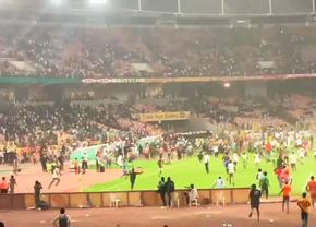 Prăpăd pe gazon după ratarea calificării la Mondial » Un oficial FIFA a murit la spital, după ce fanii l-au călcat în picioare
