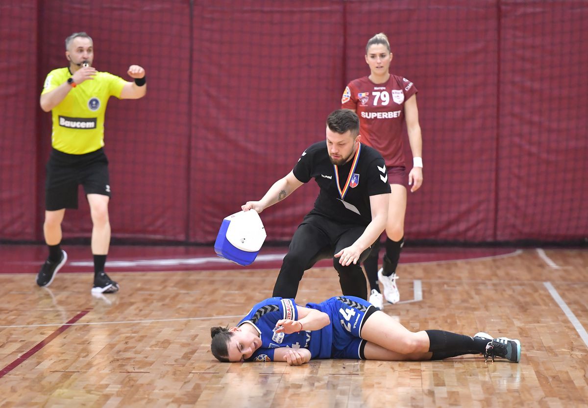 Rapid, victorie cu SCM Râmnicu Vâlcea » Momente de panică în final: Jovana Kovacevic s-a prăbușit pe parchet