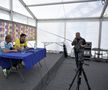 Momentul în care Gazeta Sporturilor i-a dăruit o undiță lui Christoph Daum / foto: Raed Krishan