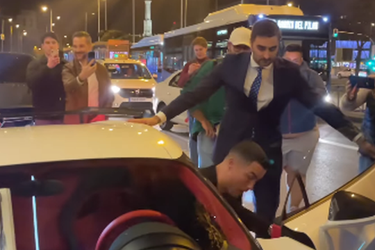 Cristiano Ronaldo (38 de ani), atacantul lui Al Nassr, a fost surprins pe străzile din Madrid cu una dintre „bijuteriile” sale din garaj, un Bugatti Centodieci în valoare de aproape 10 milioane de euro.
