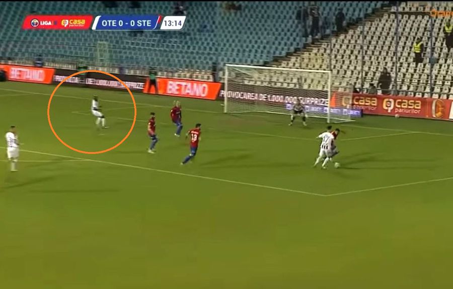Faza acuzată de dinamoviști, în care fundașii Stelei îl lasă singur pe Fatai, care deschide scorul Dinamoviștii acuză, după Oțelul - Steaua 3-2: „CSA e în play-off doar să încurce Dinamo” + Un „câine” a pariat pe victoria gazdelor și peste 3,5 goluri: „Am simțit blatul!”