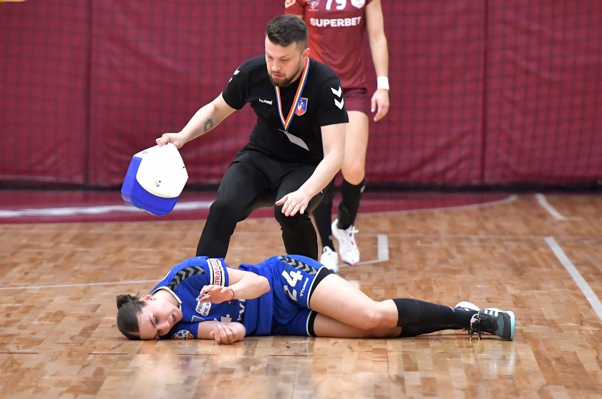 Rapid, victorie cu SCM Râmnicu Vâlcea » Momente de panică în final: Jovana Kovacevic s-a prăbușit pe parchet