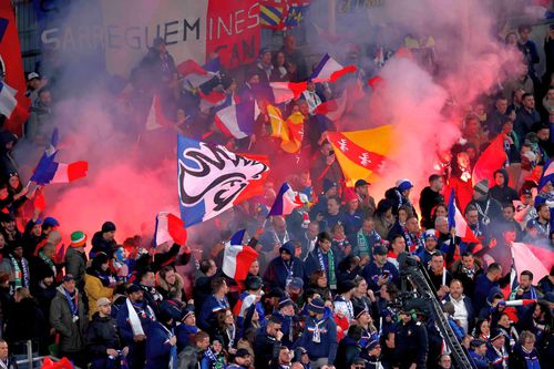 Francezii vor să treacă folosirea articolelor pirotehnice pe stadioane în legalitate / Sursă foto: Imago Images