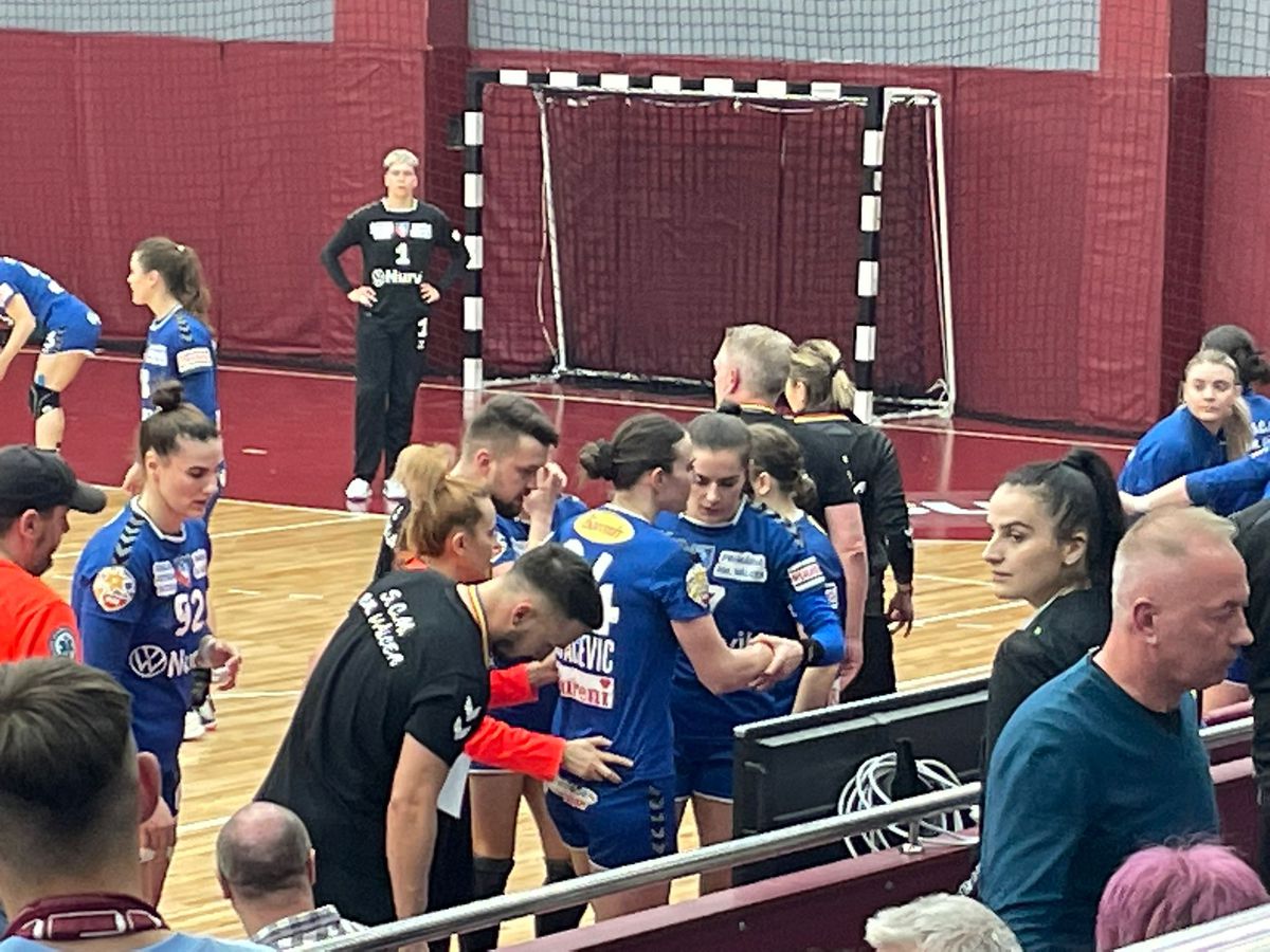 Rapid, victorie cu SCM Râmnicu Vâlcea » Momente de panică în final: Jovana Kovacevic s-a prăbușit pe parchet