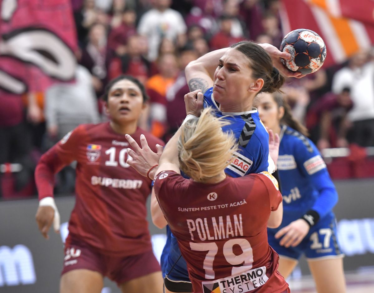 Rapid, victorie cu SCM Râmnicu Vâlcea » Momente de panică în final: Jovana Kovacevic s-a prăbușit pe parchet