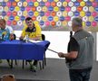 Momentul în care Gazeta Sporturilor i-a dăruit o undiță lui Christoph Daum / foto: Raed Krishan
