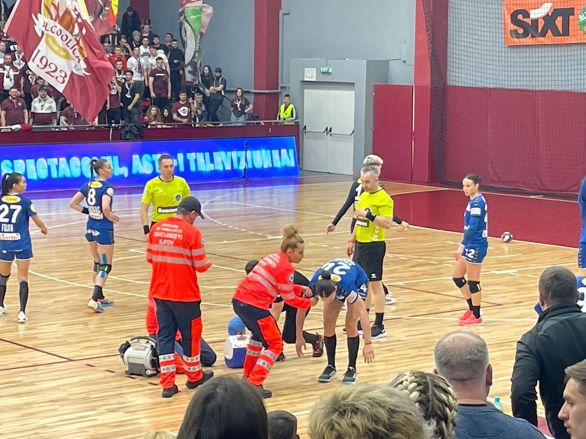Rapid, victorie cu SCM Râmnicu Vâlcea » Momente de panică în final: Jovana Kovacevic s-a prăbușit pe parchet
