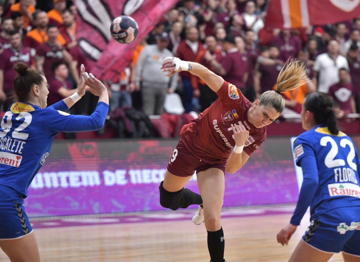 Rapid, victorie cu SCM Râmnicu Vâlcea » Momente de panică în final: Jovana Kovacevic s-a prăbușit pe parchet
