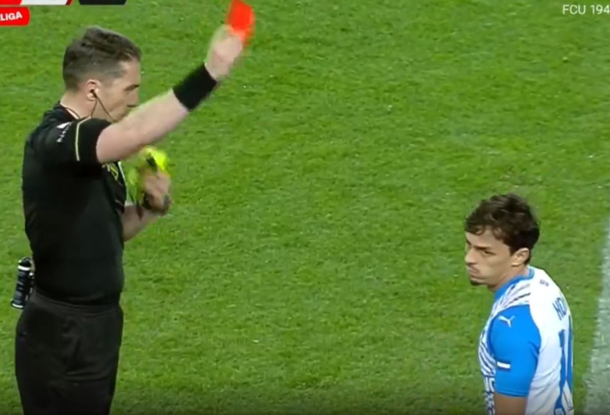 Fază complicată în Universitatea Craiova - Rapid » Eliminare dictată la câteva secunde după un penalty cerut de gazde