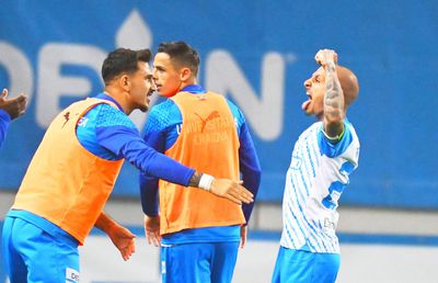 Cu Mitriță dirijor, Universitatea Craiova câștigă miraculos contra Rapidului » Oltenii devin principalii rivali la titlu pentru FCSB! Clasamentul play-off-ului ACUM