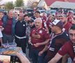 Dan Șucu mănâncă parizer alături de suporteri, înainte de Universitatea Craiova - Rapid (foto: Marius Mărgărit/GSP)