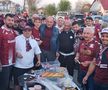 Dan Șucu mănâncă parizer alături de suporteri, înainte de Universitatea Craiova - Rapid (foto: Marius Mărgărit/GSP)